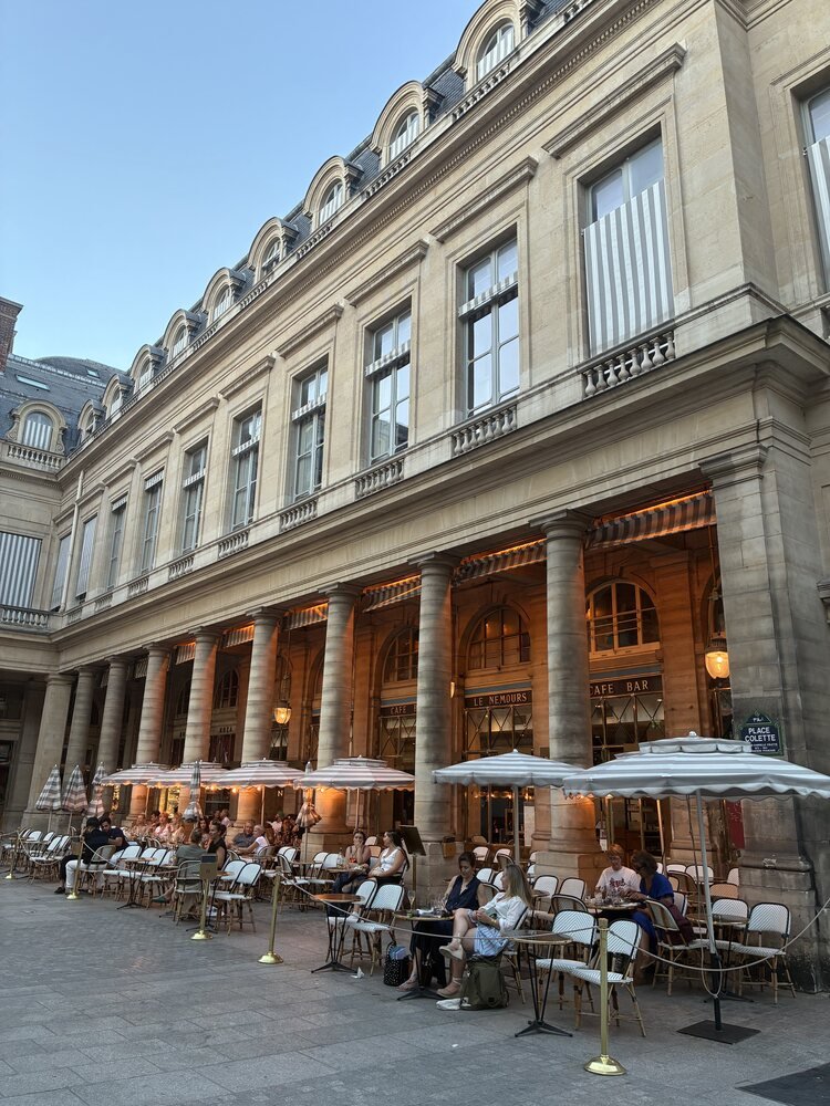 Terrasse de café sous les colonnades du Palais-Royal
