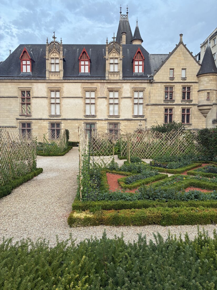 Hôtel médiéval et jardins du Marais