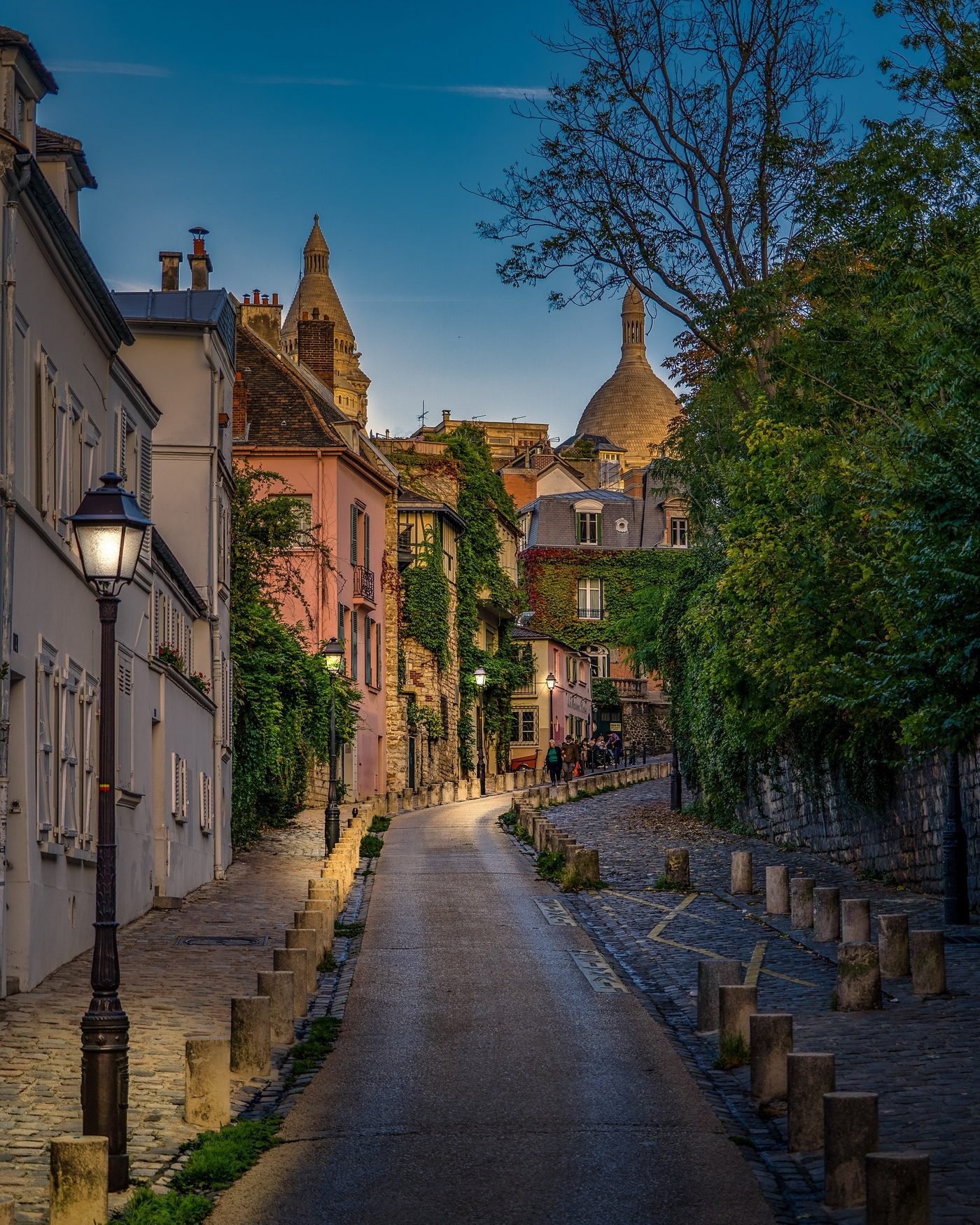 Une ruelle de Montmartre et le dôme du Sacré-Cœur