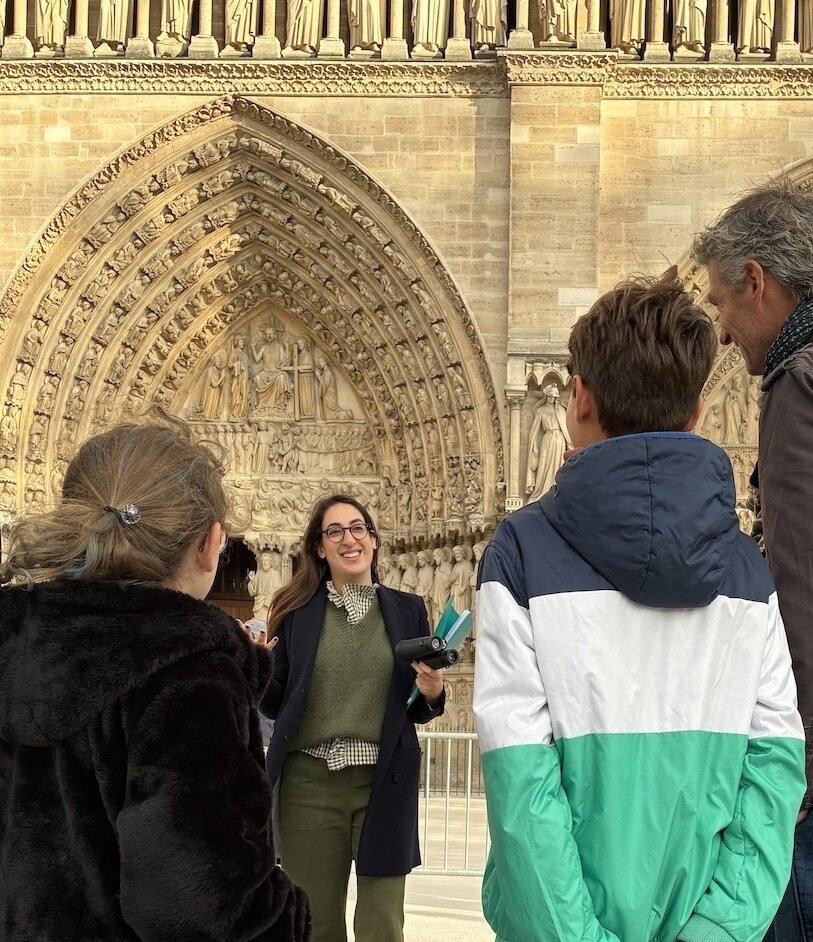 Salomé raconte Notre-Dame devant le portail de la cathédrale