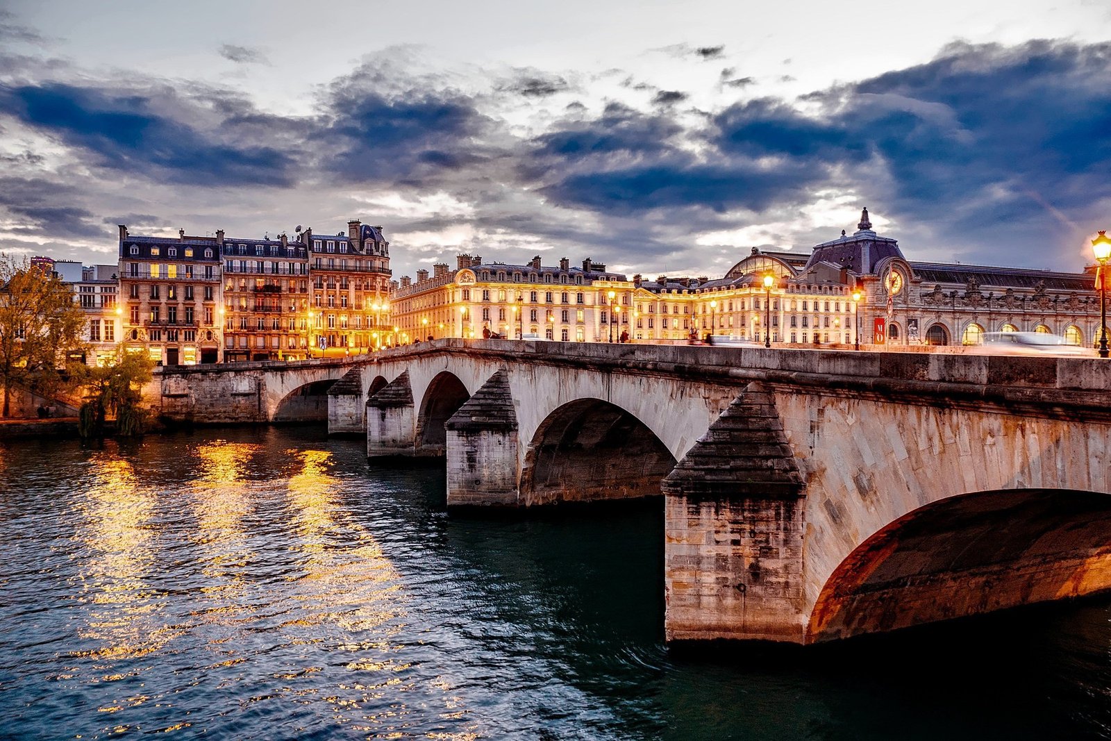 Le pont Royal et le musée d'Orsay au crépuscule